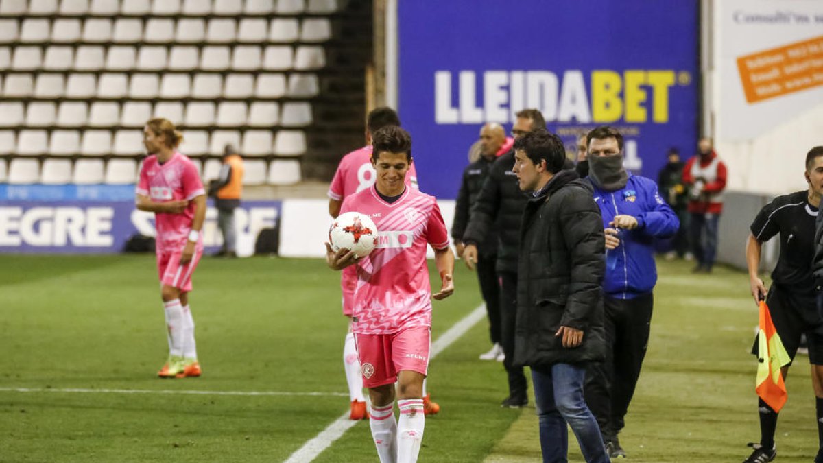 Gerard Albadalejo, amb un jugador de l’Hèrcules, en un moment del partit d’ahir.
