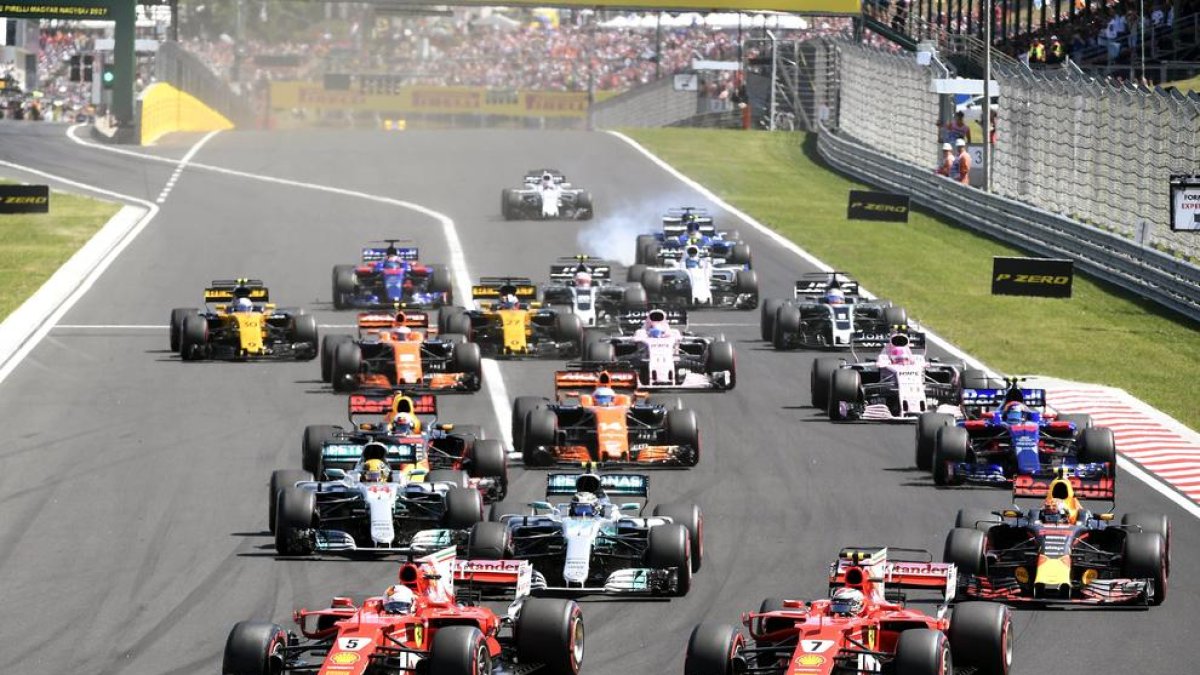 Momento de la salida del gran premio, con los Ferrari de Sebastian Vettel y Kimi Raikkonen mandando.
