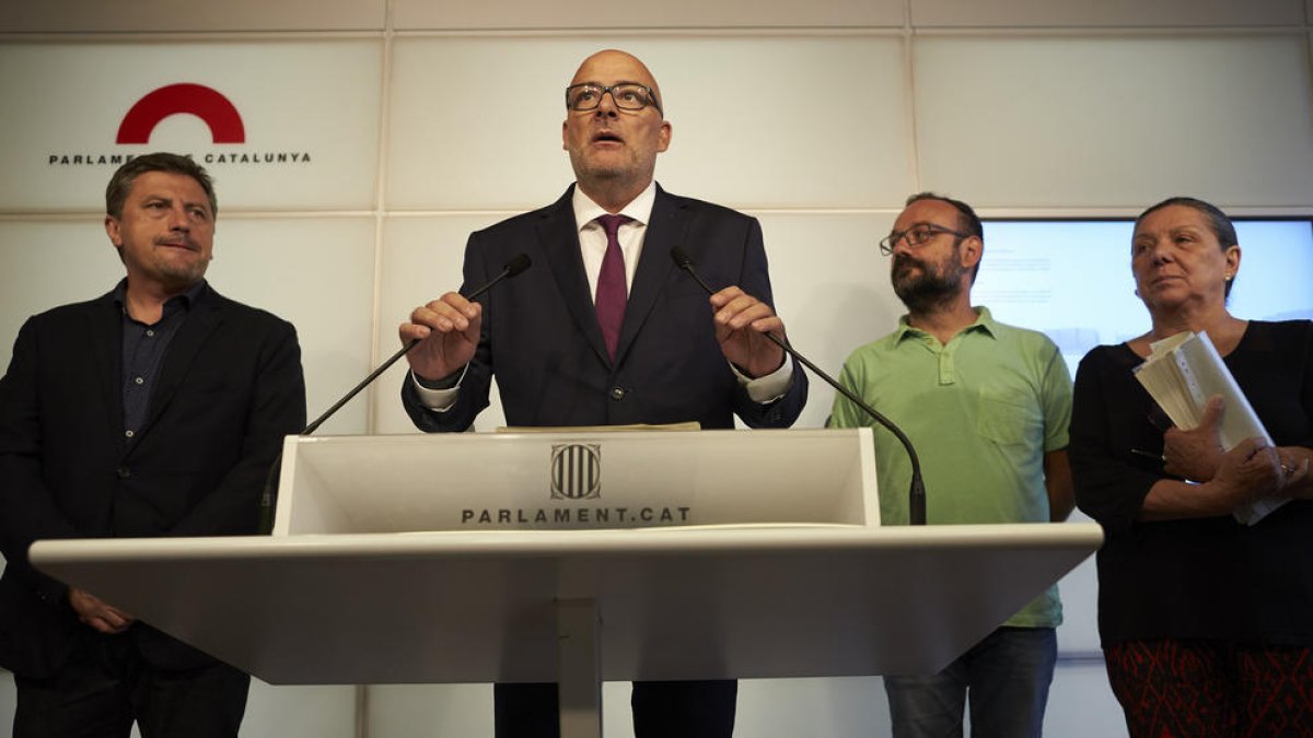 Jordi Orobitg (JxSí), Lluís Corominas (JxSí), Benet Salellas (CUP) i Gabriela Serra (CUP), ahir.