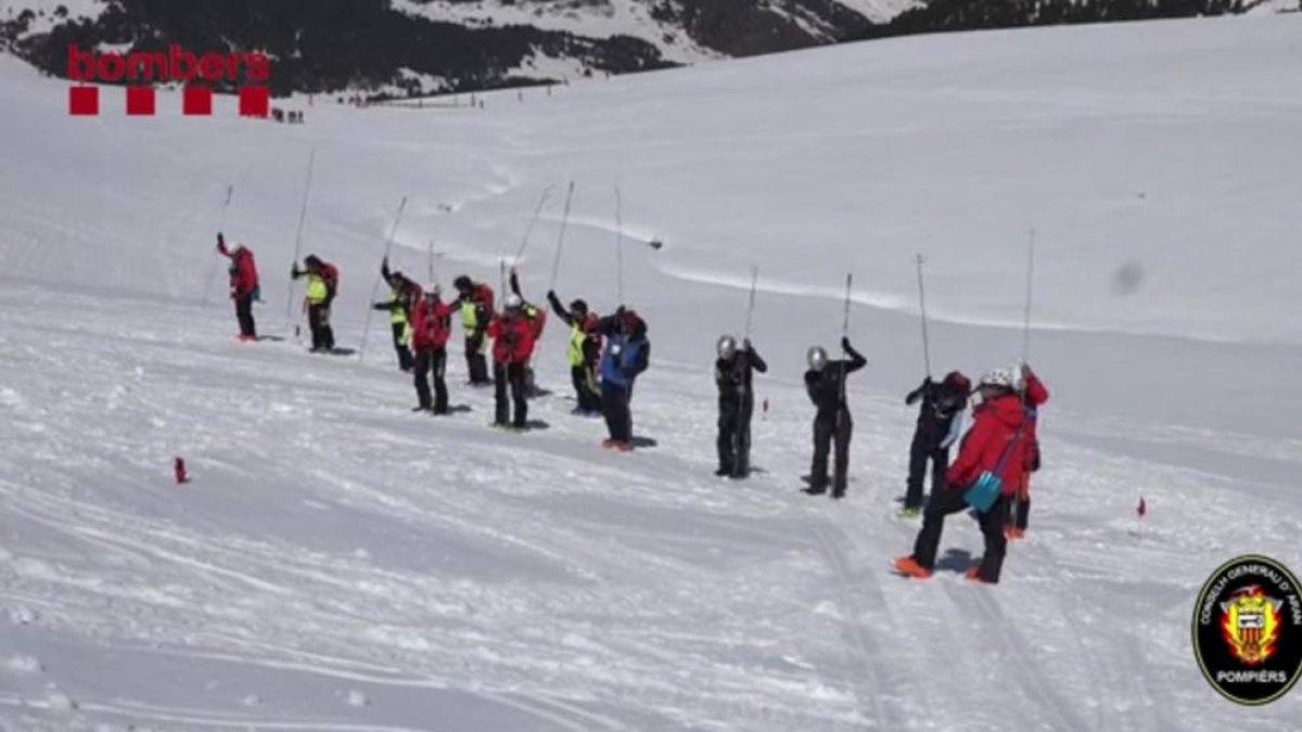 Bombers practicant tècniques de salvament a Baqueira.