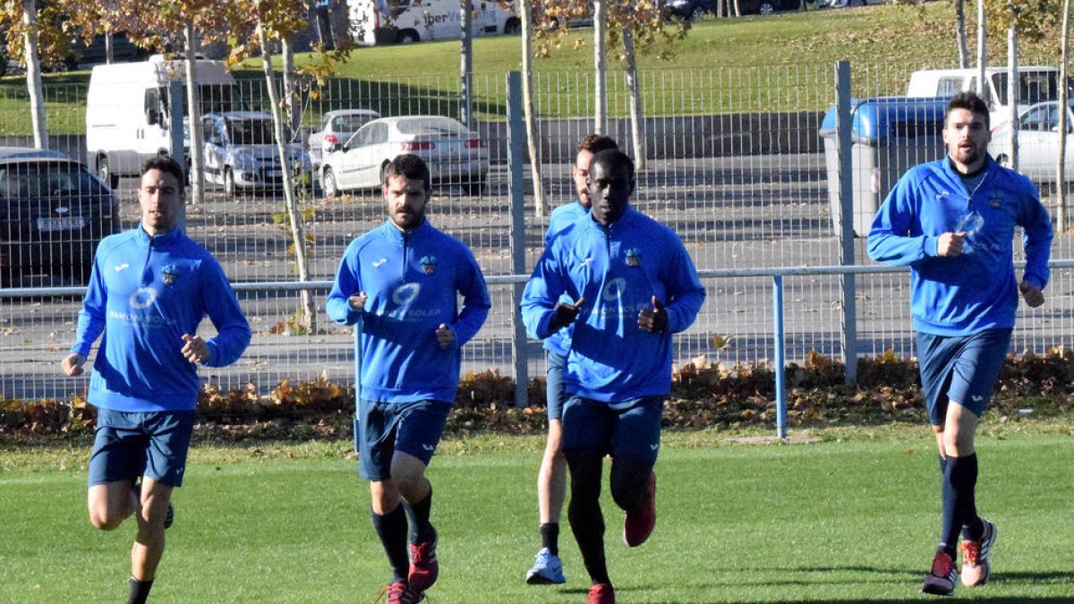 La plantilla del Lleida es va entrenar ahir en una sessió de recuperació després de l’esforç de dissabte.