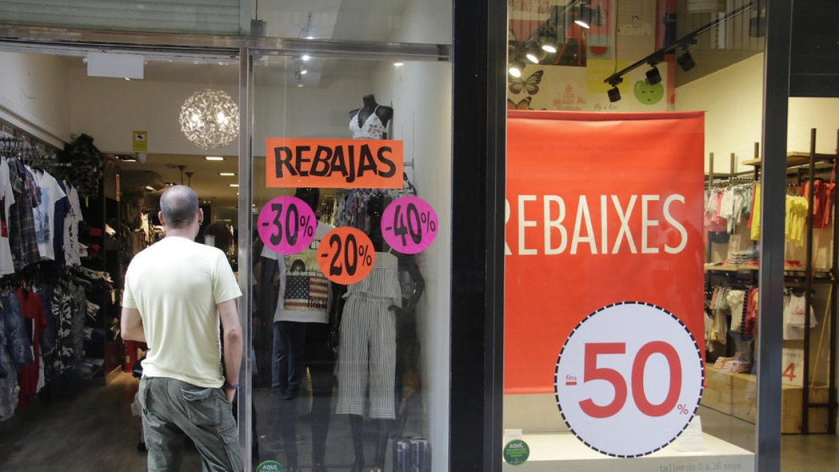Estos comercios del Eix ya han comenzado su campaña de rebajas.