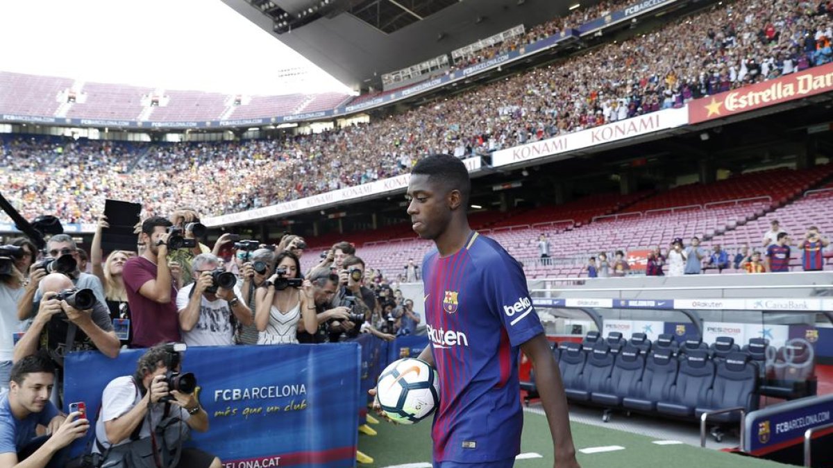 Dembélé sale al césped ante 18.000 espectadores.