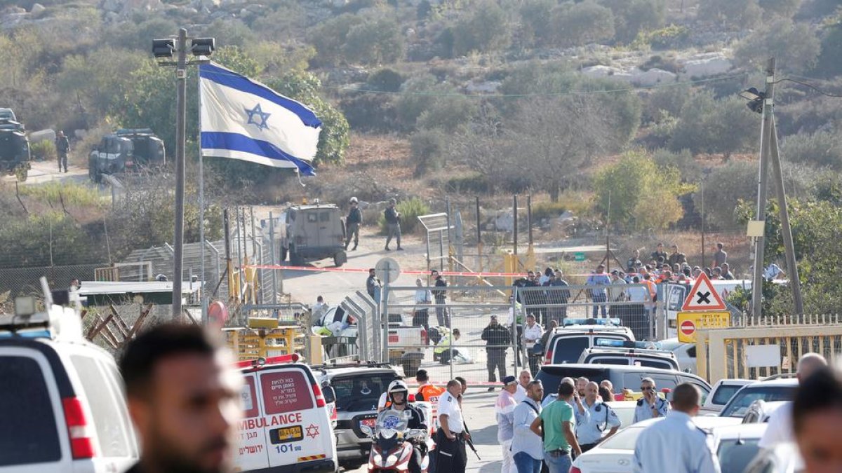 Soldados israelíes hacen guardia en el lugar del tiroteo.