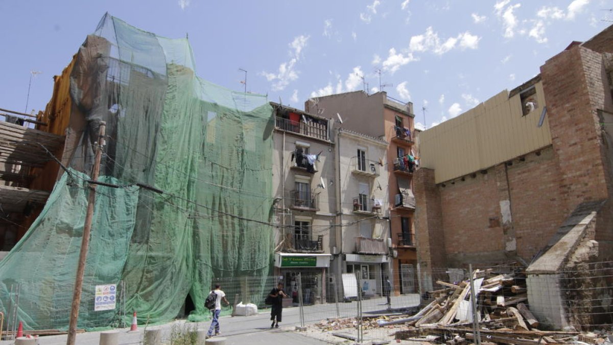 Els números 10 i 12 de Boters, tapats amb una lona, i a la dreta, el que queda del número 7.