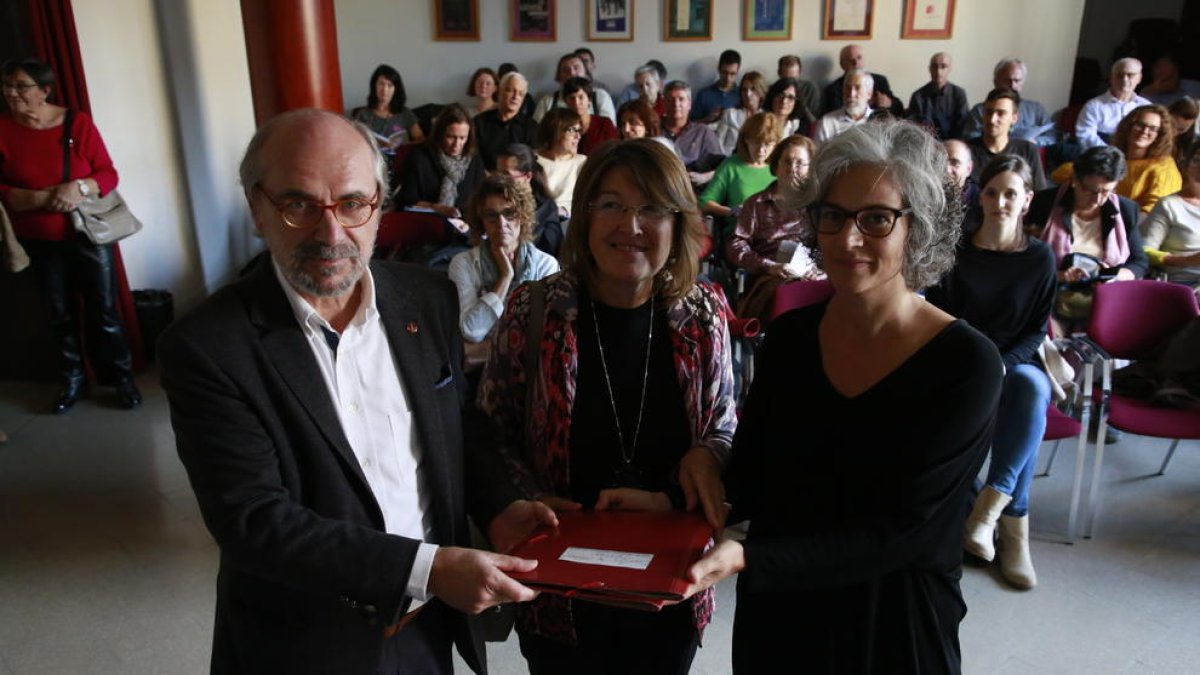 El vicerrector Joan Biscarri, Loli Manciñeiras (biblioteca-UdL) y Maria Bohigas, con las cartas del poeta.