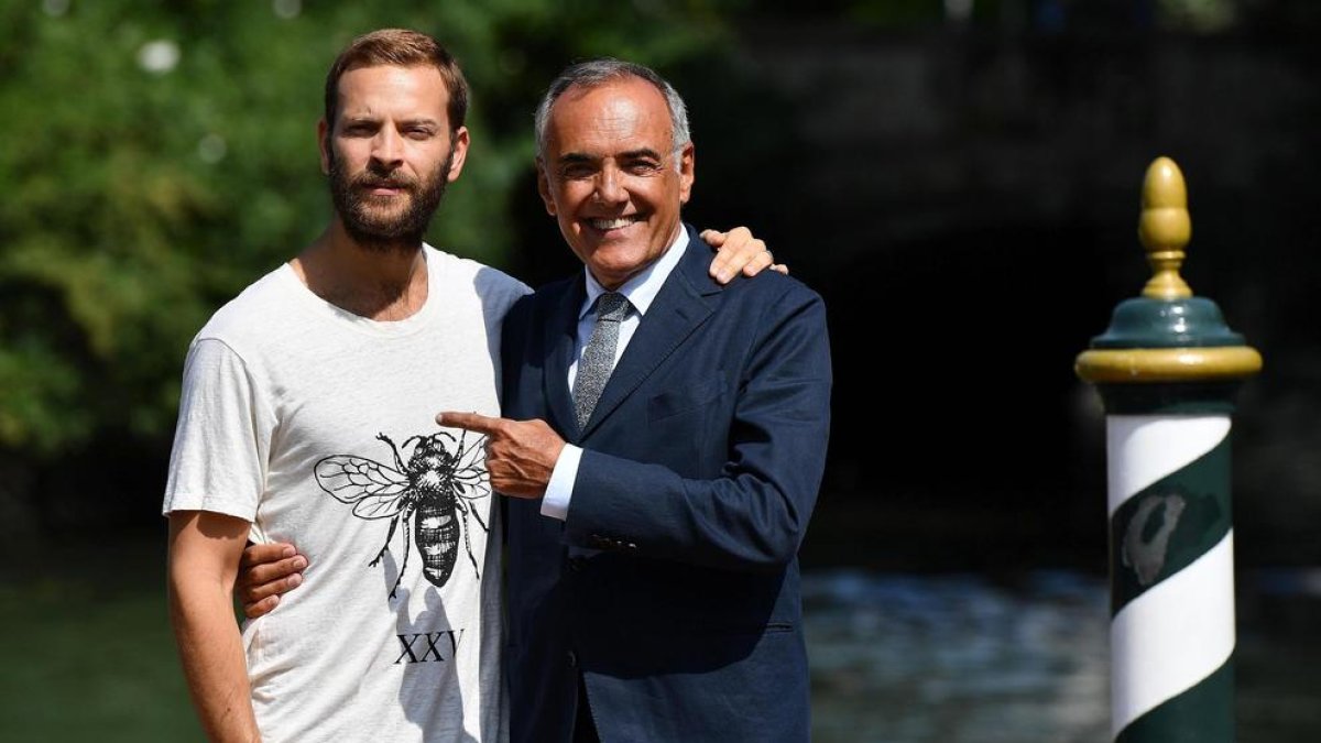 El actor italiano Alessandro Broghi y el director de la Mostra, Alberto Barbera, ayer en Venecia.