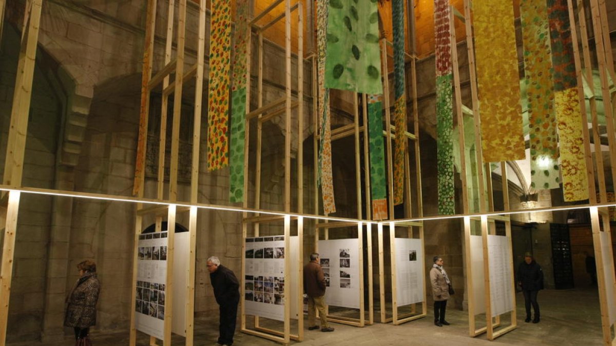 El Col·legi d’Arquitectes de Catalunya en Lleida ha transformado el patio gótico del IEI para la exposición ‘Arquitectures en el paisatge’.