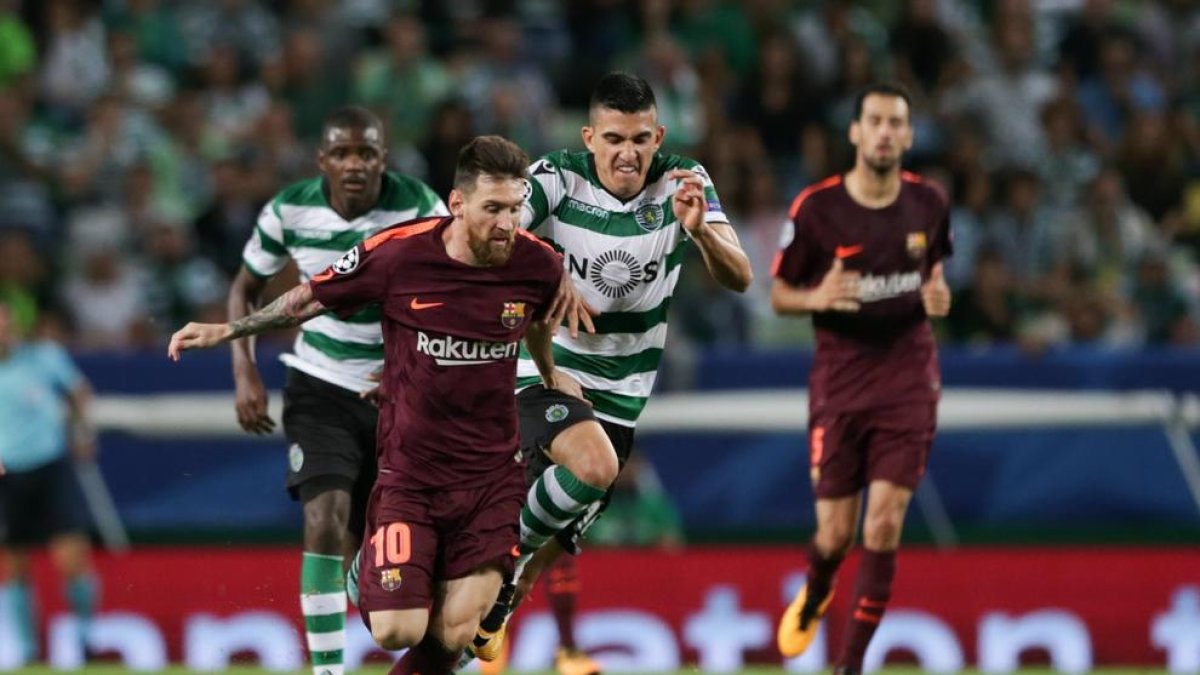 Messi, que no estuvo tan resolutivo, avanza perseguido por Battaglia.