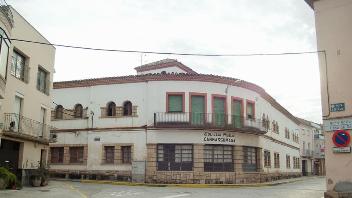 La façana de les antigues escoles de Torres de Segre.
