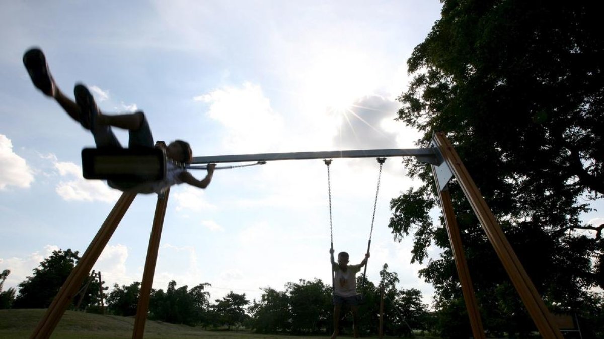 Detinguts per muntar un trio sexual en un parc a plena llum del dia