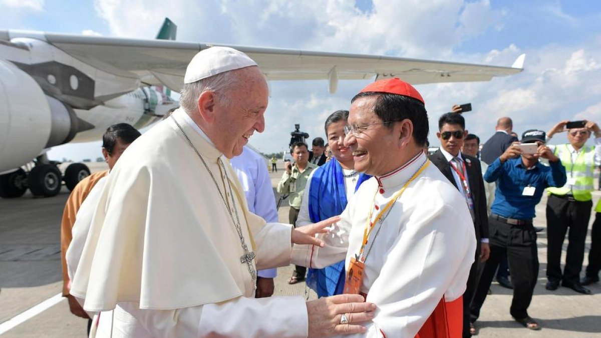 El arzobispo de Rangún recibió ayer al papa Francisco a su llegada al aeropuerto de Rangú.