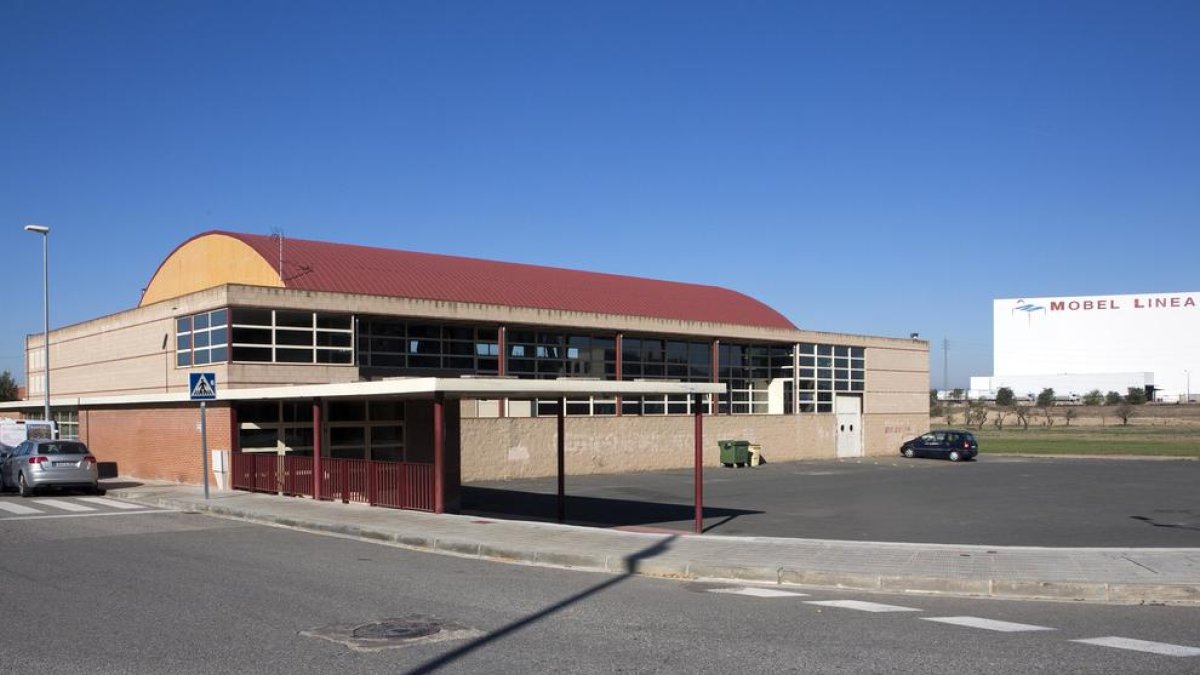 Es construirà al costat del pavelló escolar, a la imatge.
