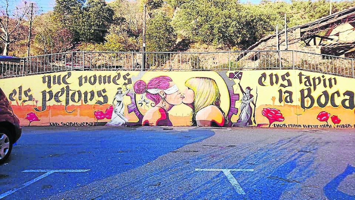 Al mural es pot llegir “que només els petons ens tapin la boca”.