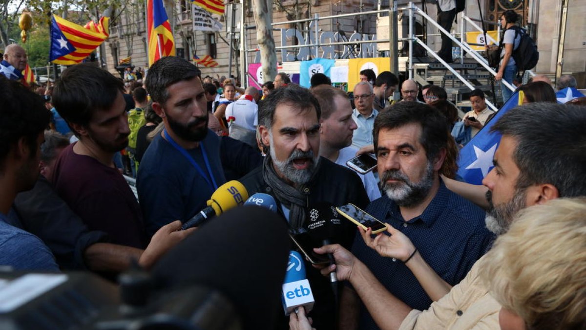 Jordi Cuixart i Jordi Sànchez, el dia 20 davant de la seu d’Economia. Podrien ser acusats de sedició.