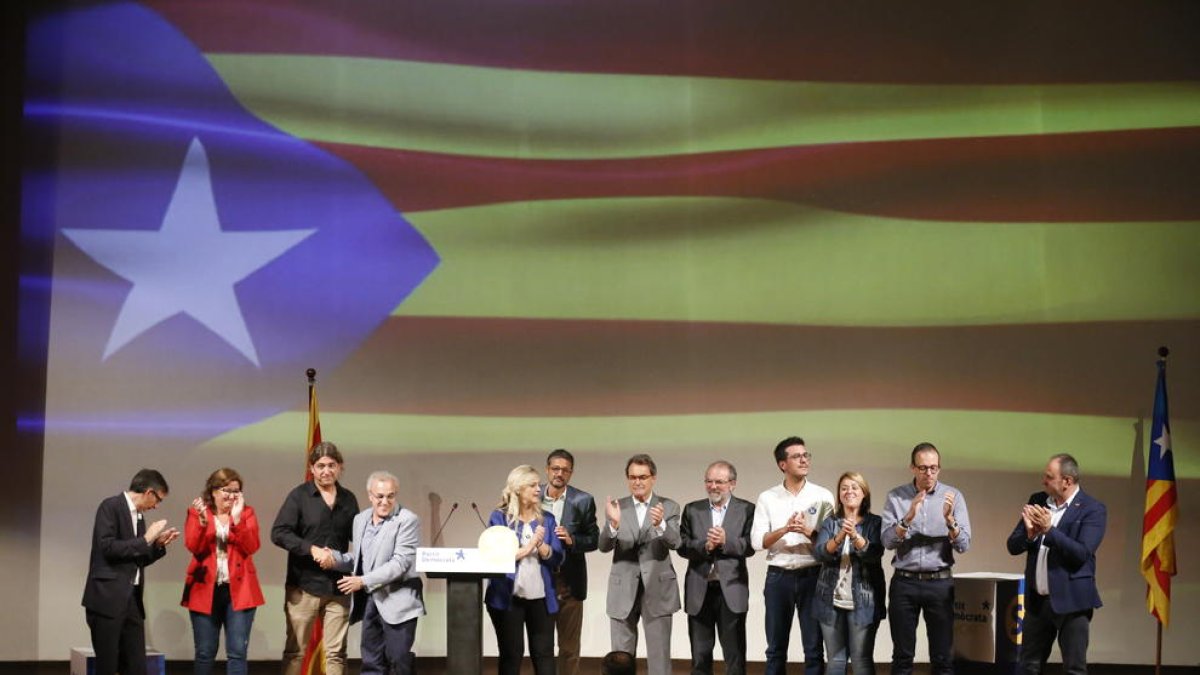 Algunos de los protagonistas del acto central del PDeCAT en Lleida, con Artur Mas en el centro.