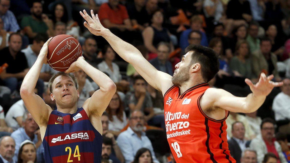 Fernando San Emeterio prova de bloquejar l’escorta Brad Oleson.