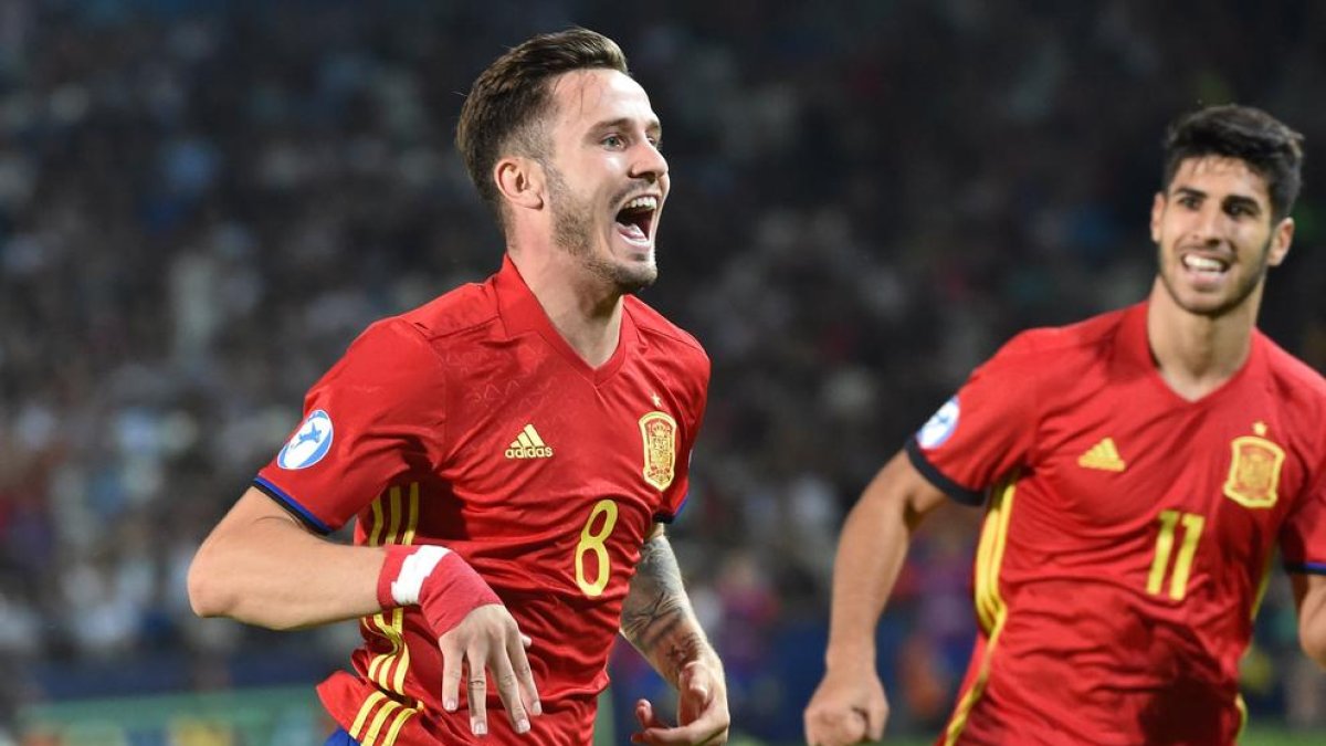 Saúl Ñíguez celebra con Marco Asensio uno de los goles que España Sub’21 marcó ayer a Italia.