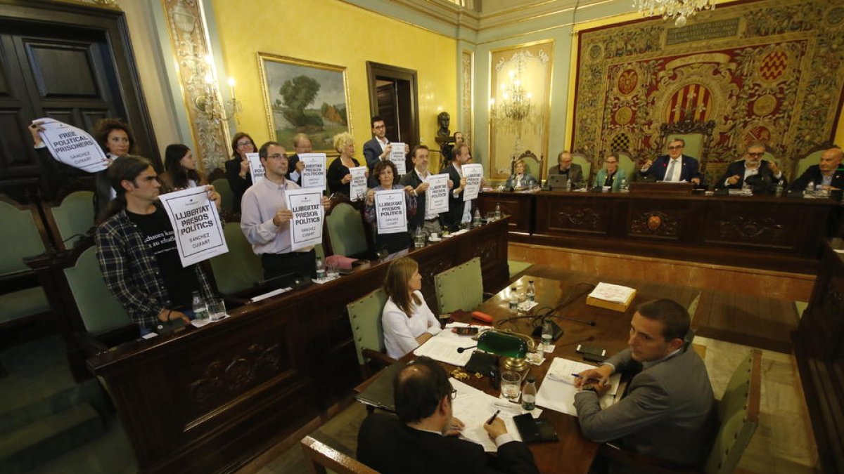 La Paeria veta rechazar el 155 y pedir libertad para los Jordis