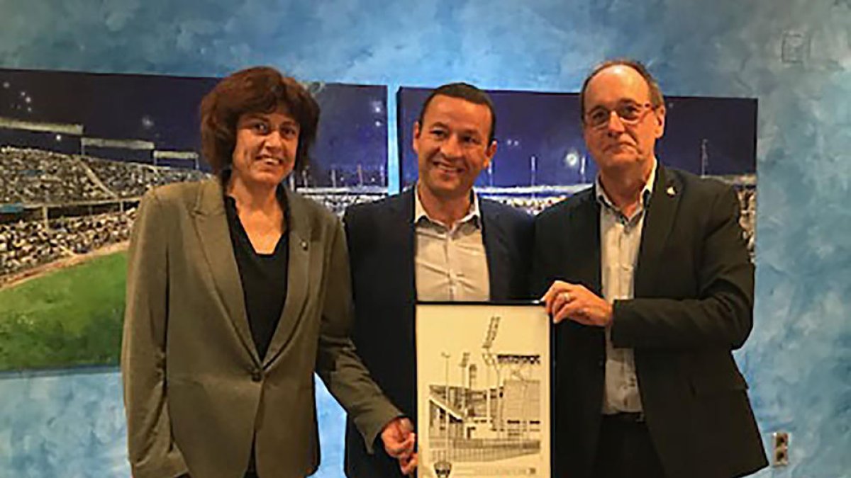 El Lleida obsequió con una lámina de Félix Montagut a los representantes de la Real Sociedad.