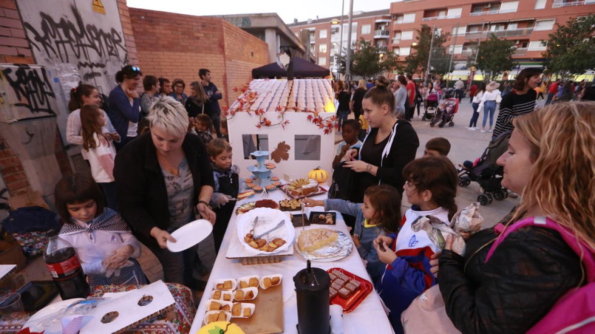 La Bordeta acogió ayer una nueva edición del concurso de paradas de castañas que organizan desde hace más de tres décadas.