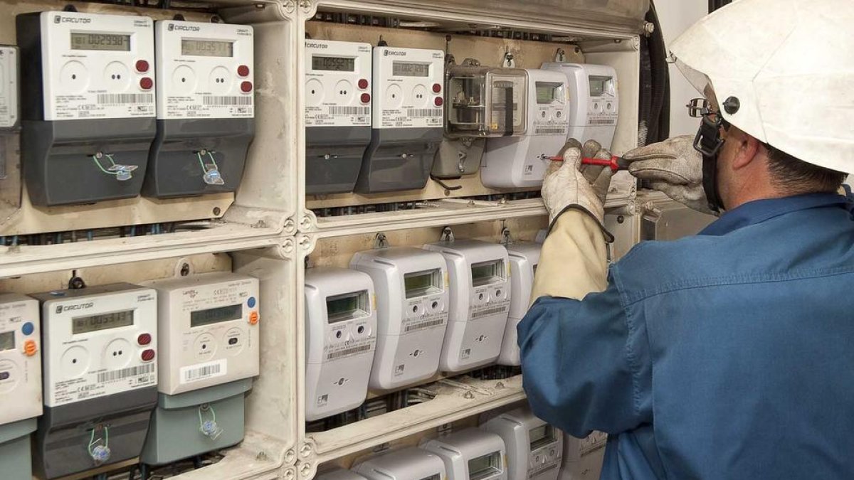 Imagen de archivo de instalación de contadores inteligentes.