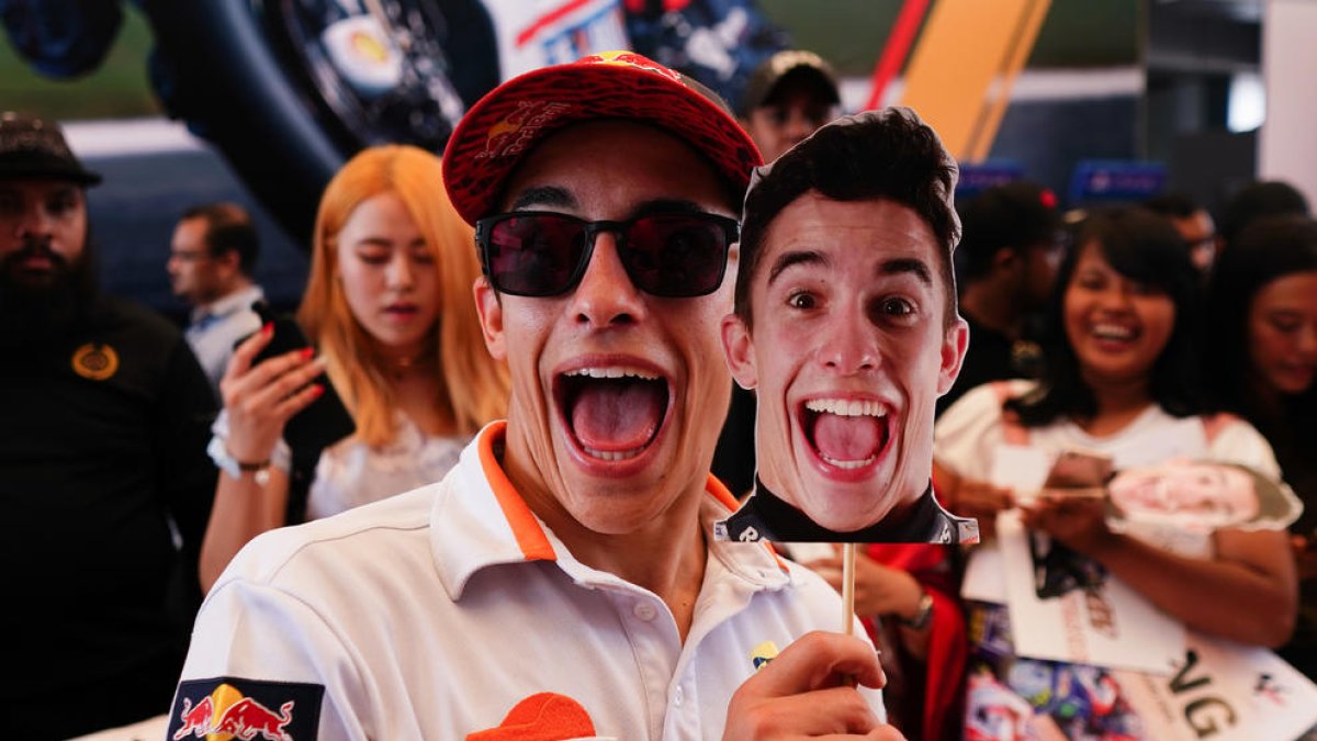 Marc Màrquez bromea después de la sesión de entrenamientos en el Gran Premio de Malasia.