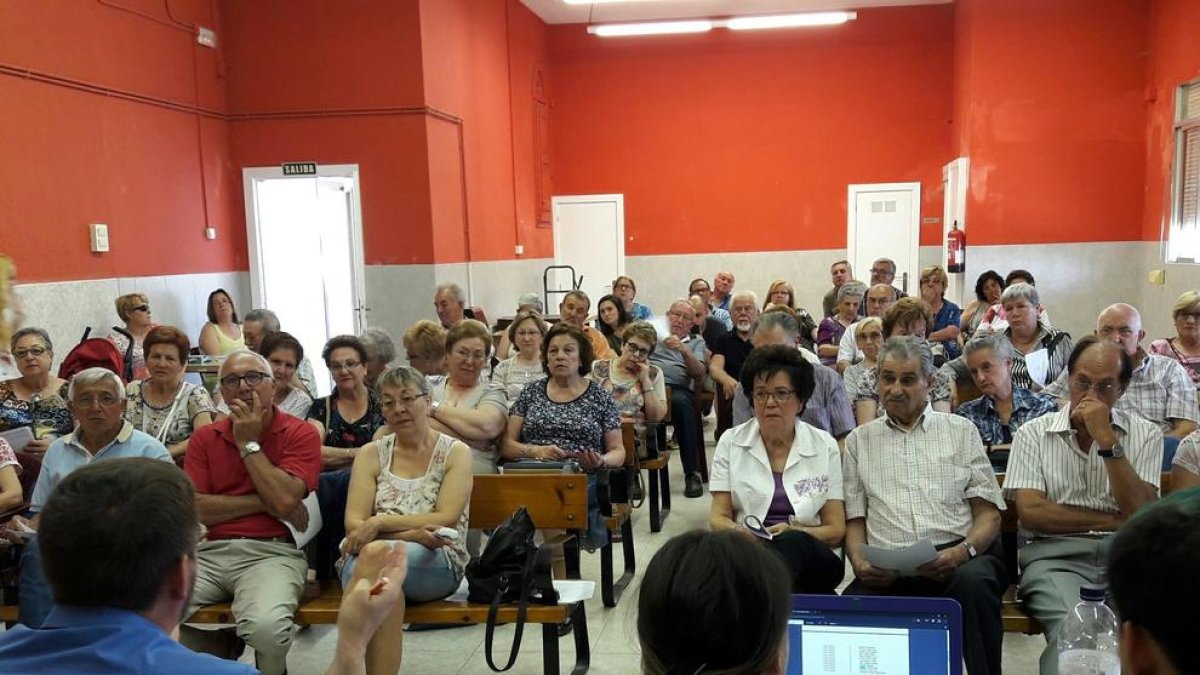 Assistents a l’assemblea d’ahir de l’associació de veïns de Llívia.