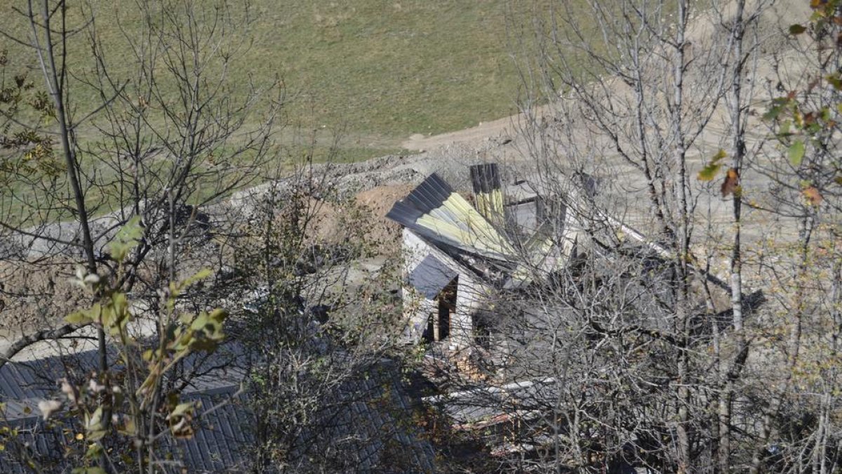 Imagen de la borda incendiada entre Salardú y Bossòst.
