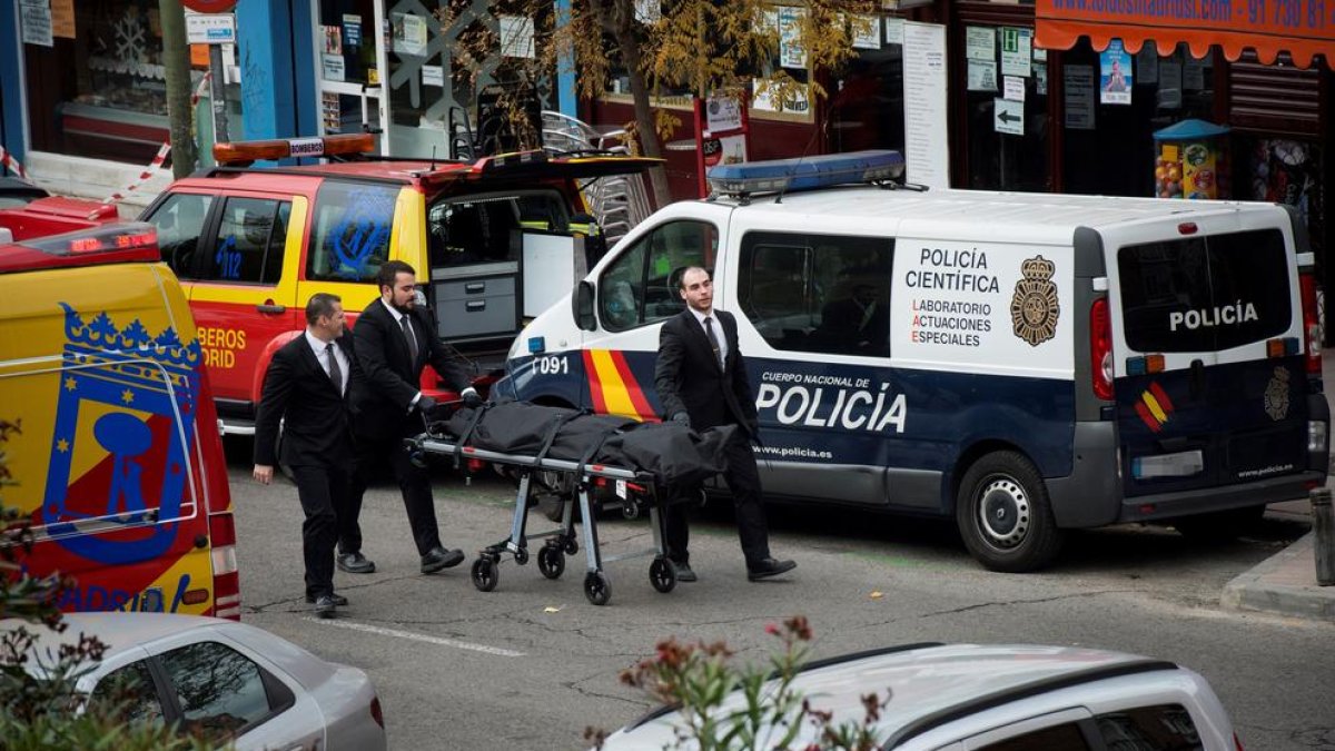 Trasllat del cadàver de la dona morta ahir a Madrid.
