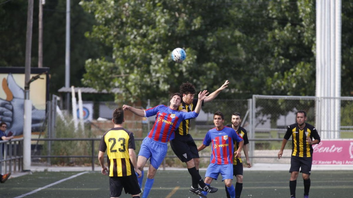 Un jugador del Térmens i un altre del Pardinyes pugnen per una pilota aèria.