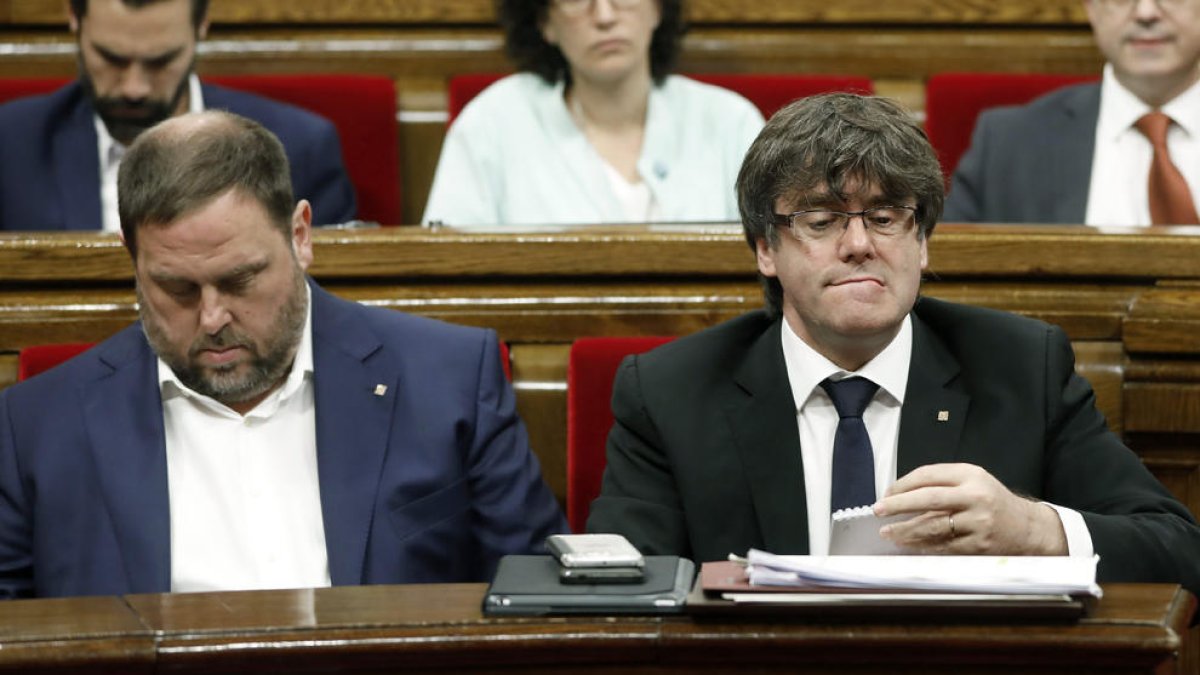 El vicepresident, Oriol Junqueras, y el president, Carles Puigdemont, ayer en la sesión de control.