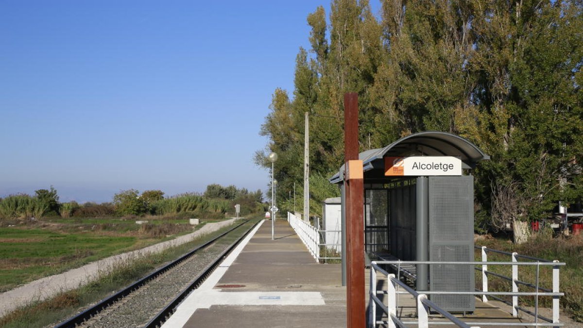 La marquesina de la línea de La Pobla de Alcoletge que pasará a ser apeadero a la demanda en enero.