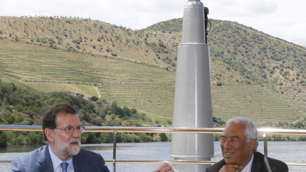 Mariano Rajoy junto al primer ministro luso, António Costa, ayer en Portugal.