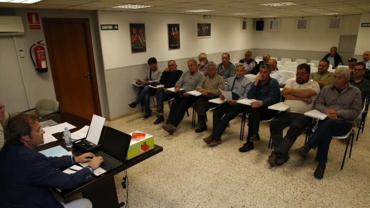 L’assemblea que va acordar convocar eleccions el 5 de maig.