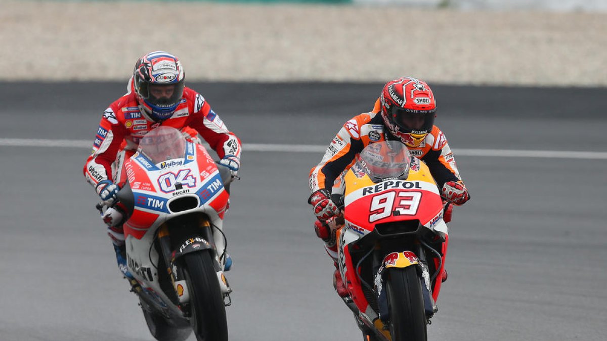 Marc Màrquez i Andrea Dovizioso, durant la seua lluita al circuit de Sepang.