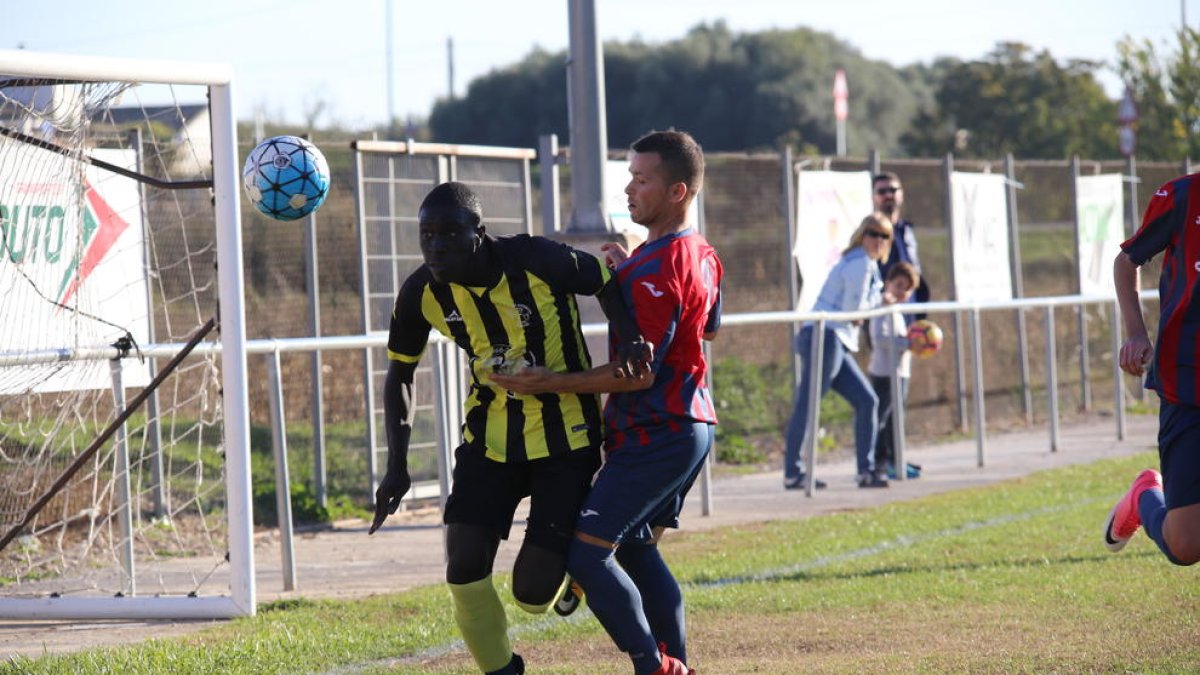 Un jugador de l’equip local intenta arribar a porteria malgrat la pressió del rival.