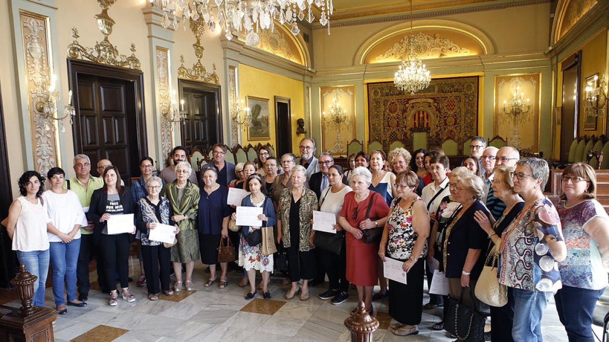 Foto de família dels participants en l’últim curs de formació per a cuidadors no professionals.