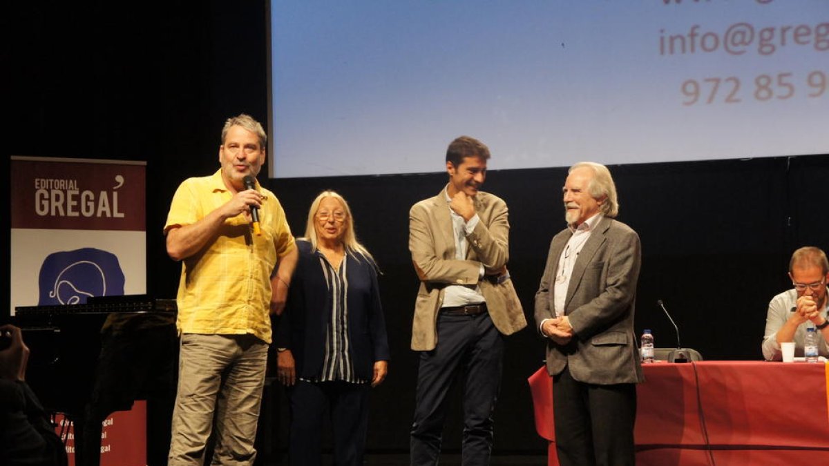 Francesc Puigpelat, diumenge passat, agraint el premi Gregal de novel·la.