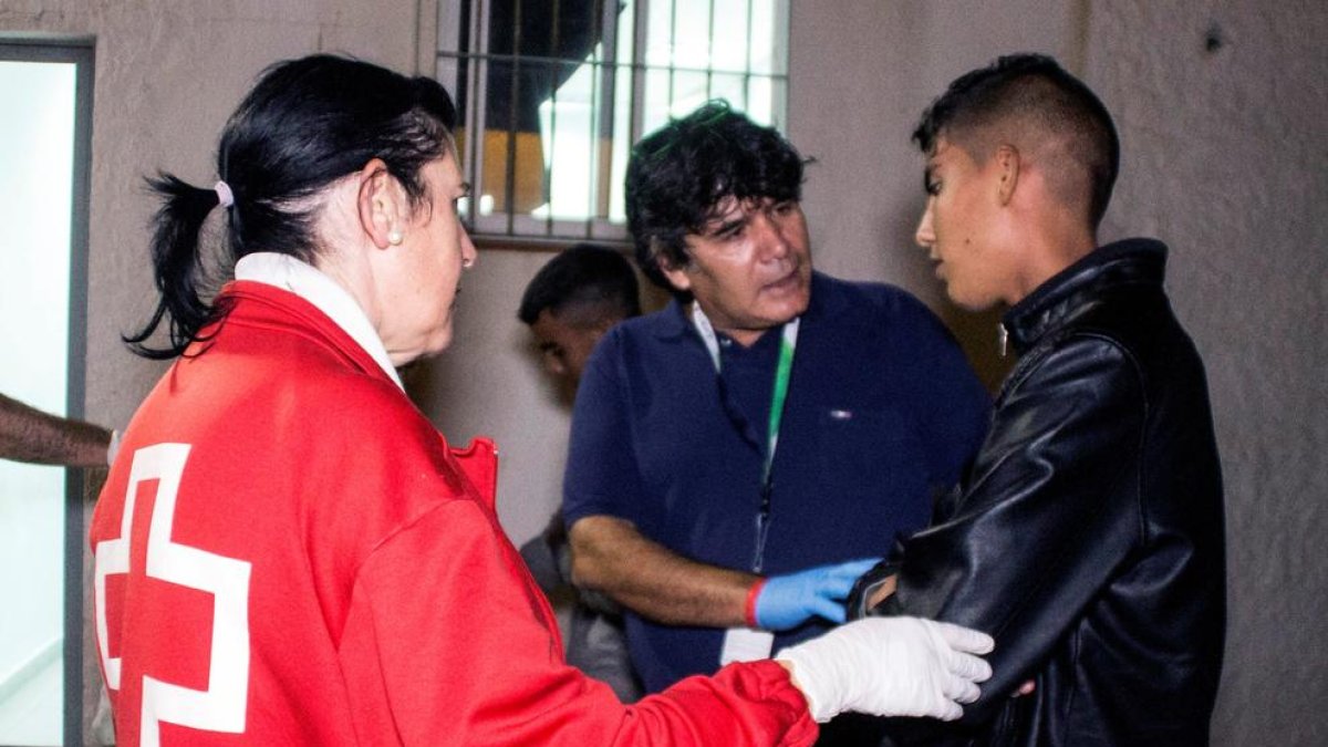 La Creu Roja atén els immigrants nouvinguts.