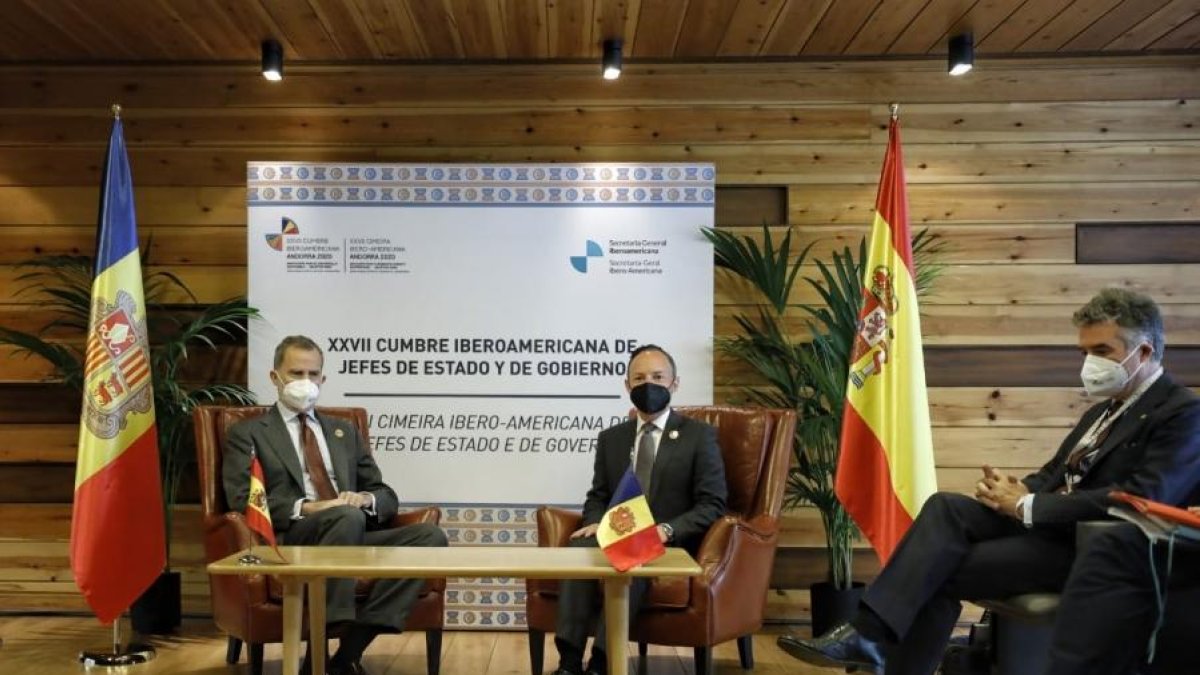 El rey Felipe VI y Xavier Espot, durante la segunda jornada de la cumbre celebrada ayer.