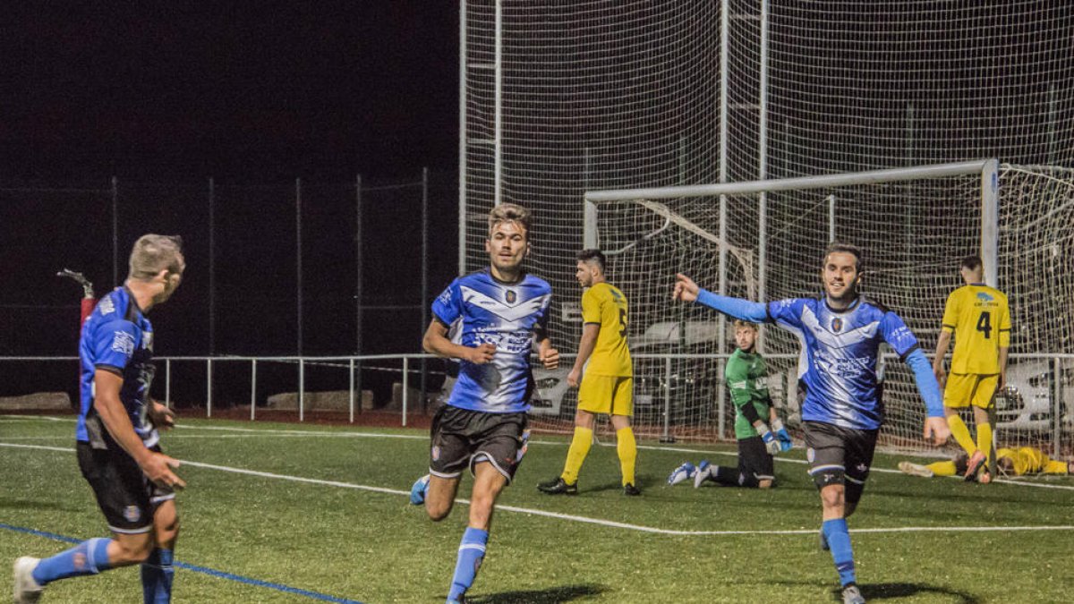 Los jugadores del Solsona, celebrando uno de los goles de ayer.