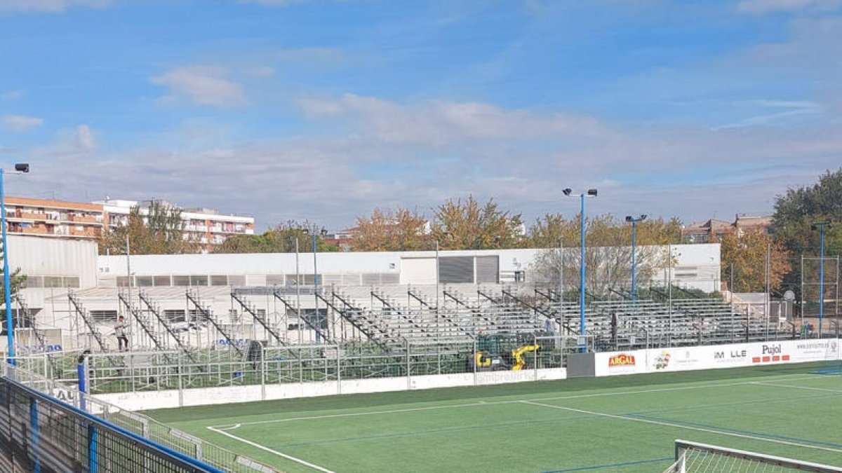 Un momento de la instalación de la grada supletoria, ayer en el Municipal de Mollerussa.