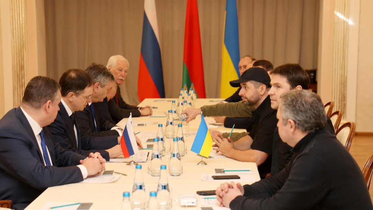 Imagen de las negociaciones para un alto el fuego entre las delegaciones de Rusia (i) y de Ucrania (d).