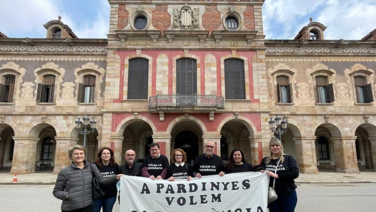 Els representants d’Orvepard i la Plataforma en Defensa de la Residència, davant del Parlament.