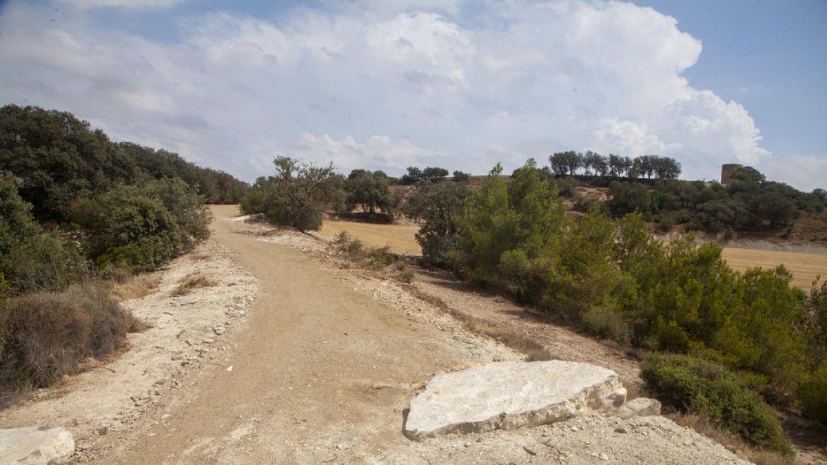 Imagen actual de la parte baja del acceso con el Pilar d’Almenara en el fondo en la derecha.