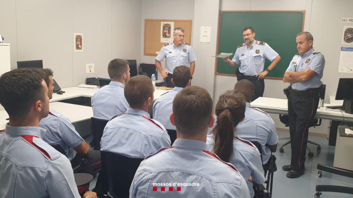 Imatge de la benvinguda als nous agents destinats a les comissaries de Balaguer i Ponts.