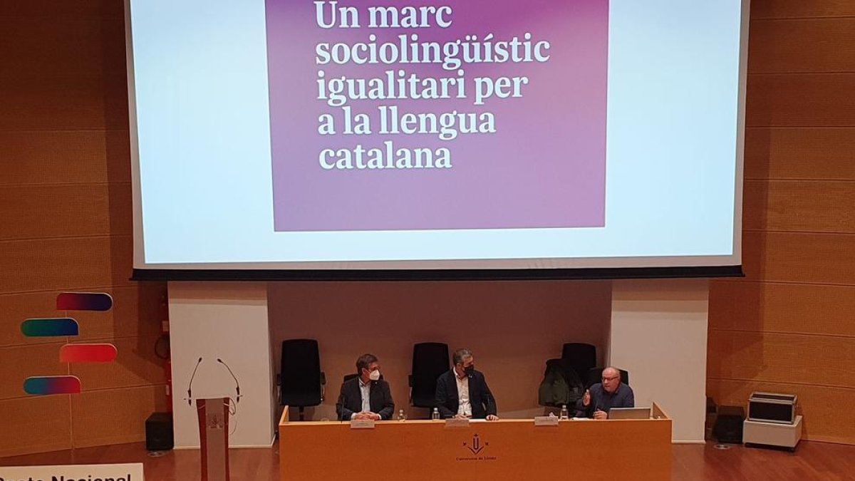 Presentación del Pacte Nacional per la Llengua ayer en Lleida.