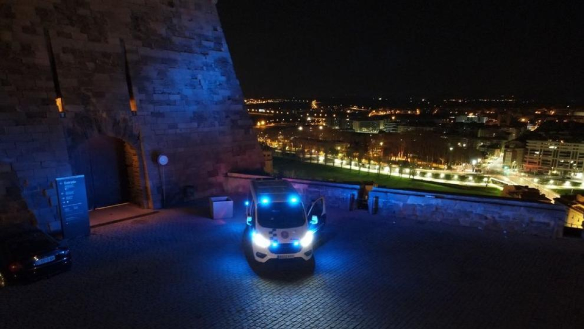 Un coche de la Guardia Urbana de Lleida en la Seu Vella.