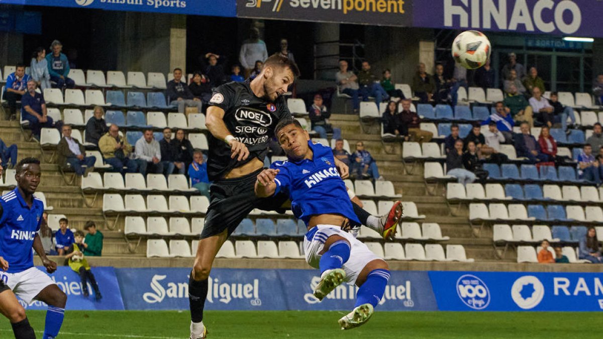 Thiaguinho, en el debut en partit oficial amb el Lleida contra l’Olot, intenta rematar de cap sense èxit.